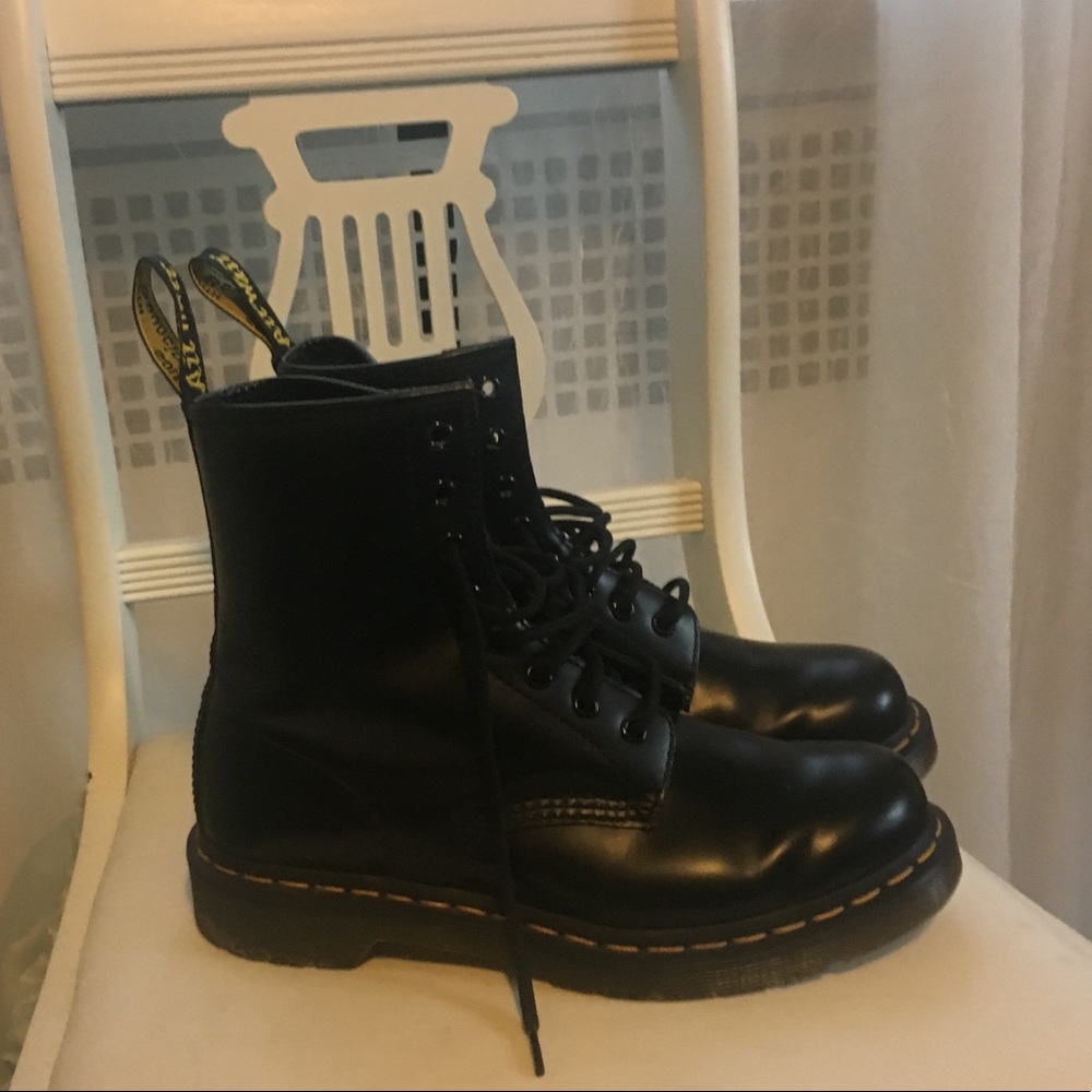 Black Doc Martens, patent leather SIZE:8